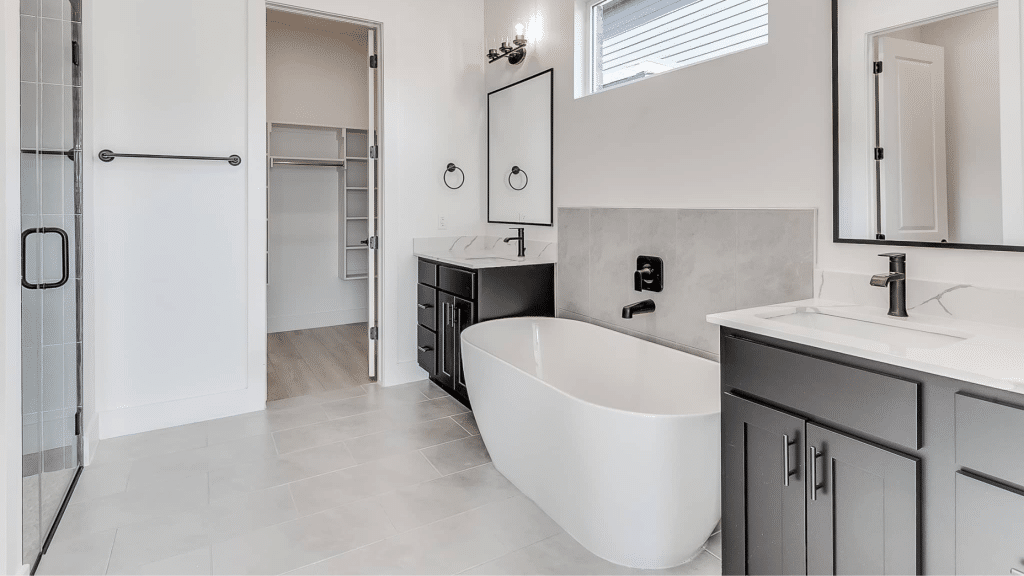 Freestanding tub between vanities